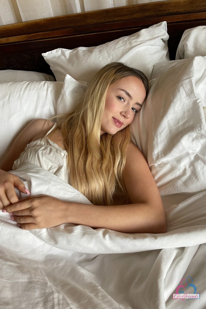 amateur girlfriend maria kazi flaunts her hot love holes in the morning (1)